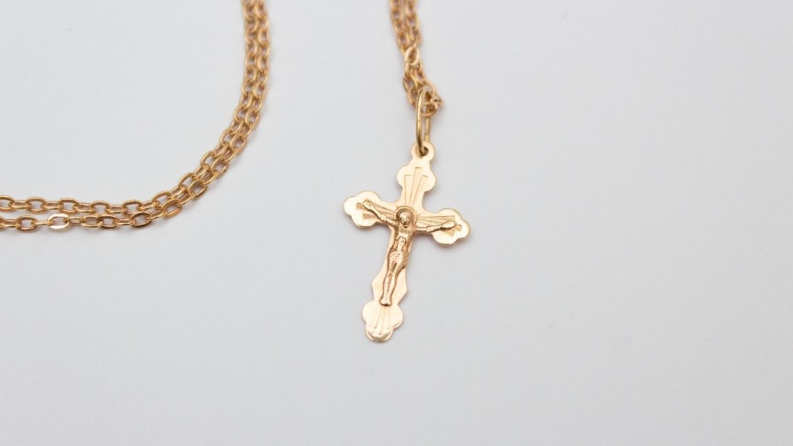 Or jaune ou or blanc pour un pendentif croix : qu’est-ce qui fait la différence ?