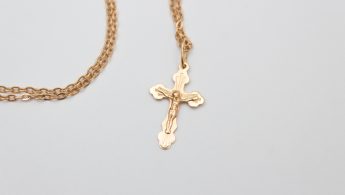Or jaune ou or blanc pour un pendentif croix : qu’est-ce qui fait la différence ?