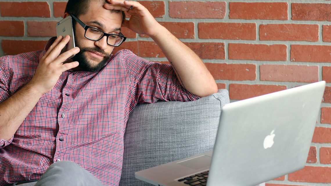 Stress au travail, doutes personnels : pourquoi de plus en plus d'actifs consultent en ligne ?