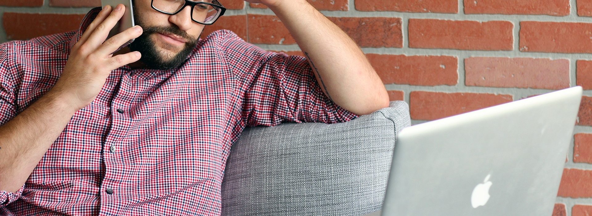 Stress au travail, doutes personnels : pourquoi de plus en plus d'actifs consultent en ligne ?