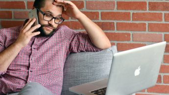Stress au travail, doutes personnels : pourquoi de plus en plus d'actifs consultent en ligne ?